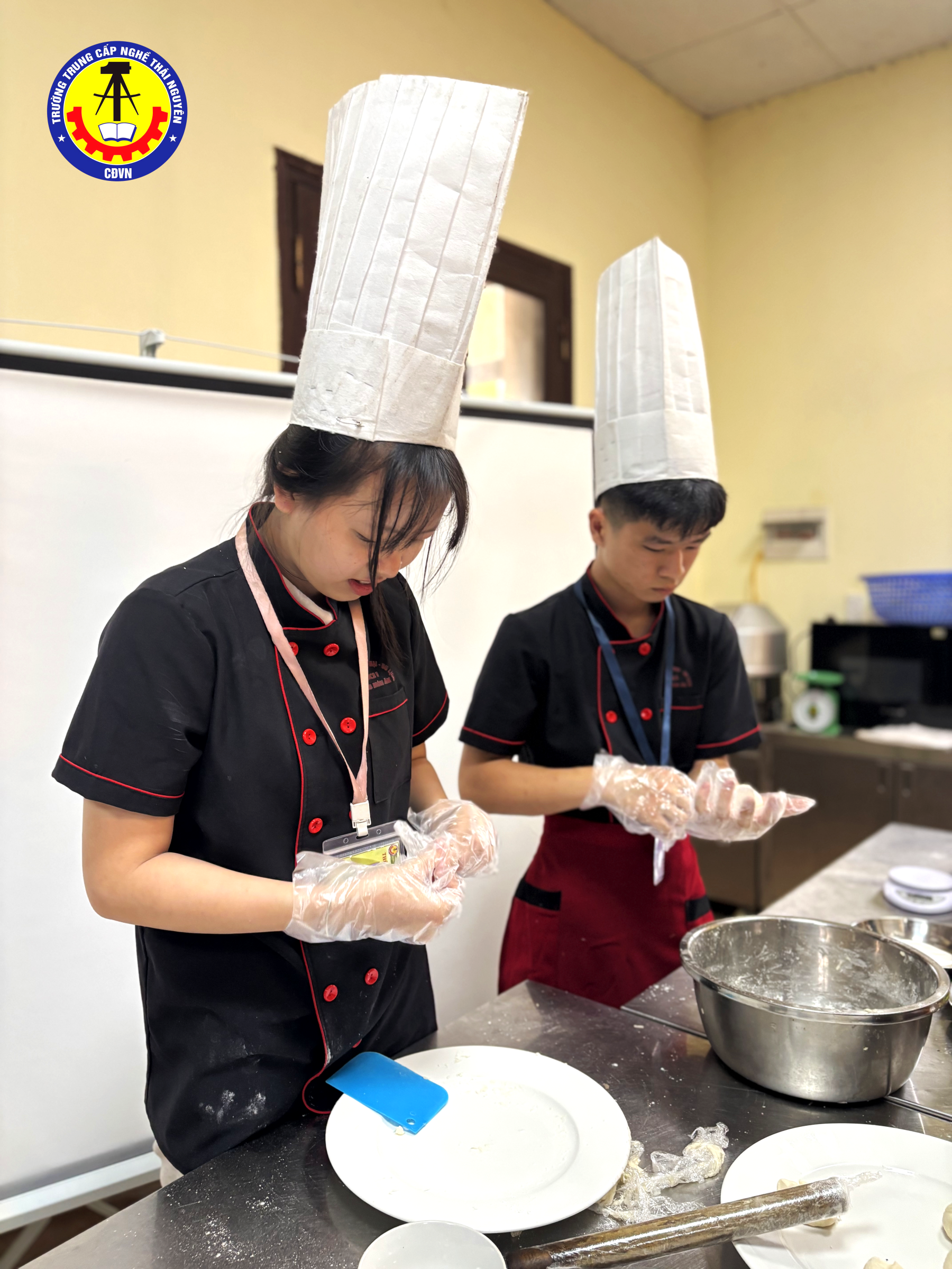 Học sinh trong giờ học làm bánh